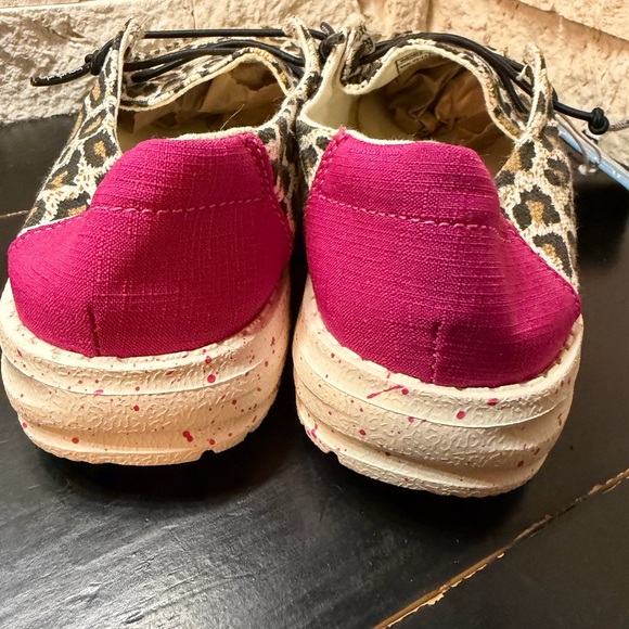 Hey Dude Girl's Wendy Youth Cheetah Hot Pink 130129758 Size Y2 /L3 Slip On Shoes - Picture 5 of 10